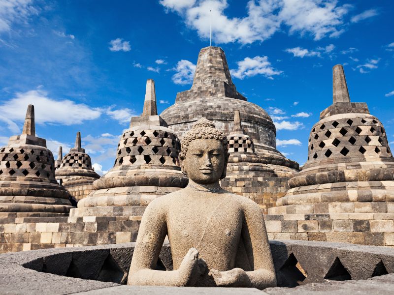 Der Borobudur-Tempel: Ein monumentales Rätsel inmitten von Dschungel und Vulkanen