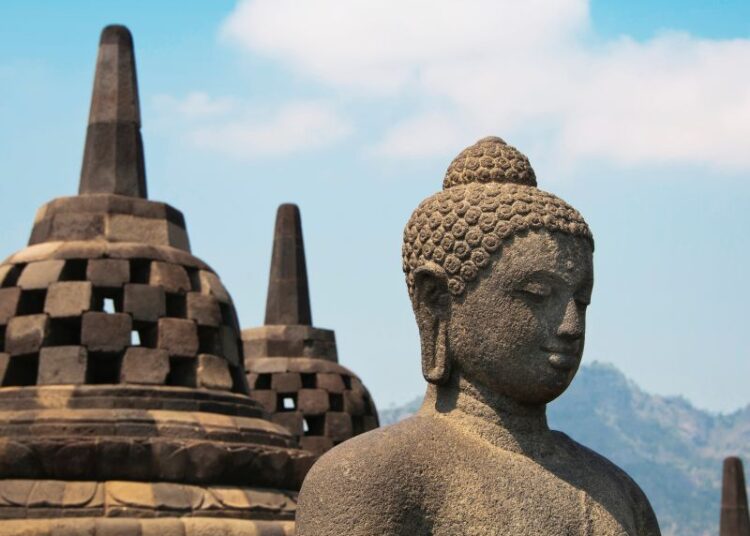 Der Borobudur-Tempel: Ein monumentales Rätsel inmitten von Dschungel und Vulkanen